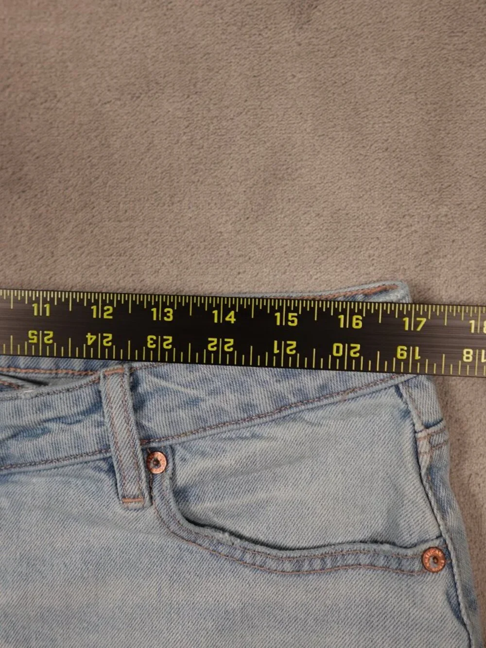 American‎ Eagle Perfect Mini Denim Skirt Women’s Size 16 Light Wash Frayed Hem